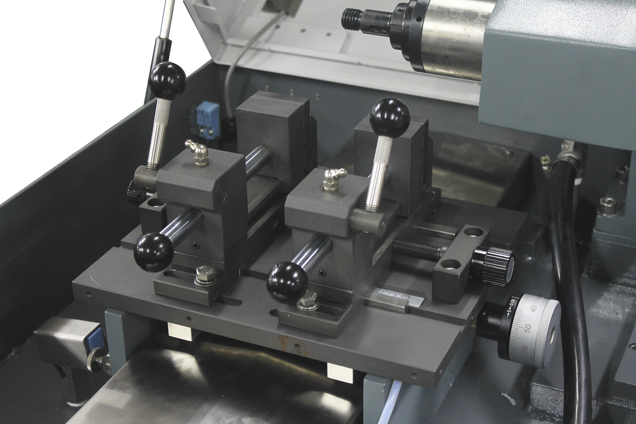 Small floor-standing metallographic cutting machine